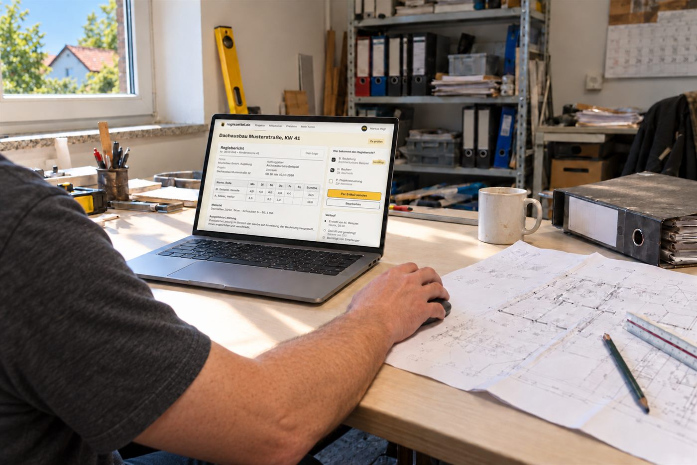 Schreibtisch im Büro eines Handwerksbetriebs mit Laptop und Plänen